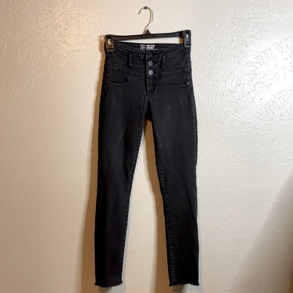 No Boundaries• Mid Rise• Black• 3 buttons